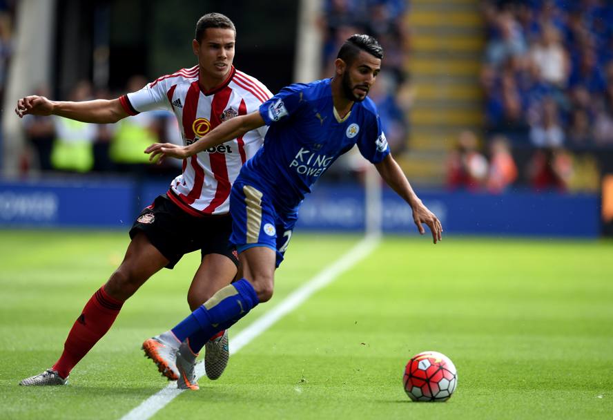 Premier League 2015-2016. Azione di Riyad Mahrez del Leicester City contro Jack Rodwell del Sunderland. Partita finita 4-2 per il Leicester City. (Getty Images)